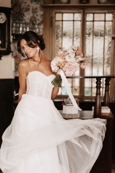 Luxury Bridal Hair & Make-up für moderne Bräute – zeitlose, elegante Brautstylings von Anika Smith in Frankfurt, Wiesbaden und Mainz.