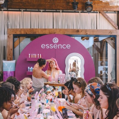 Professionelles Live Make-up für essence Cosmetics auf Mykonos – Hair & Make-up Artist Anika Smith während der Beauty Masterclass.